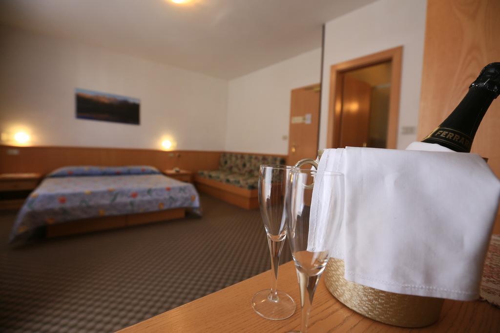 Hotel Miramonti ヴィーゴ・ディ・ファッサ エクステリア 写真